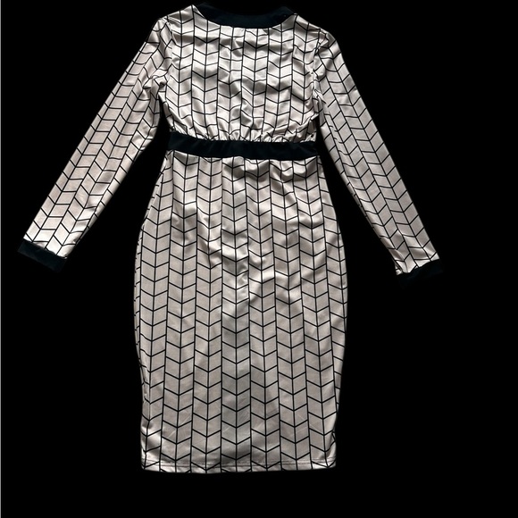 Chic Black and White Patterned Dress - Picture 4 of 6